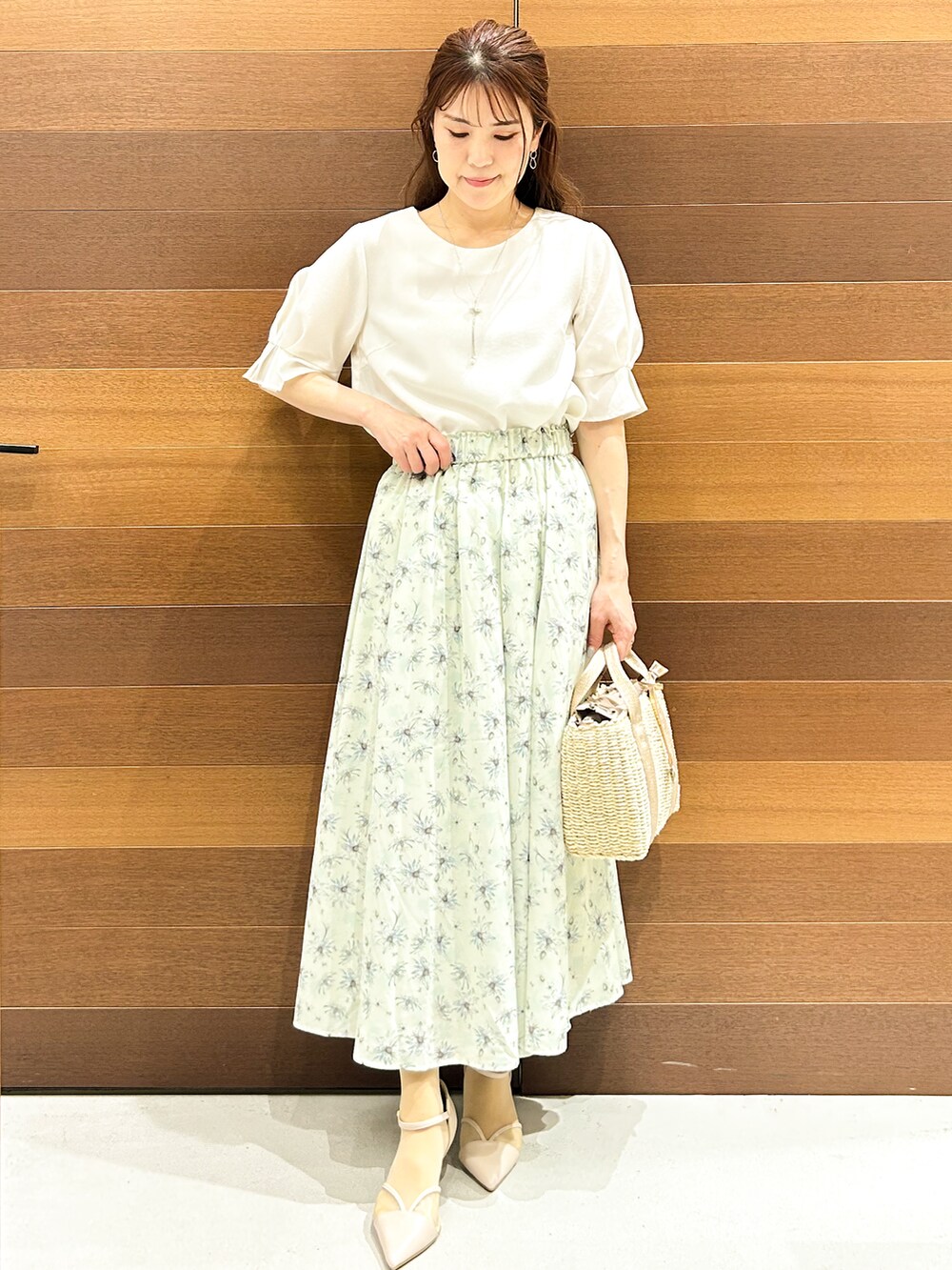 ベージュ系のパンプス、ベージュ系のトートバッグ、ホワイト系のシャツ/ブラウスを着用したレディースの春コーディネートの2枚目の写真
