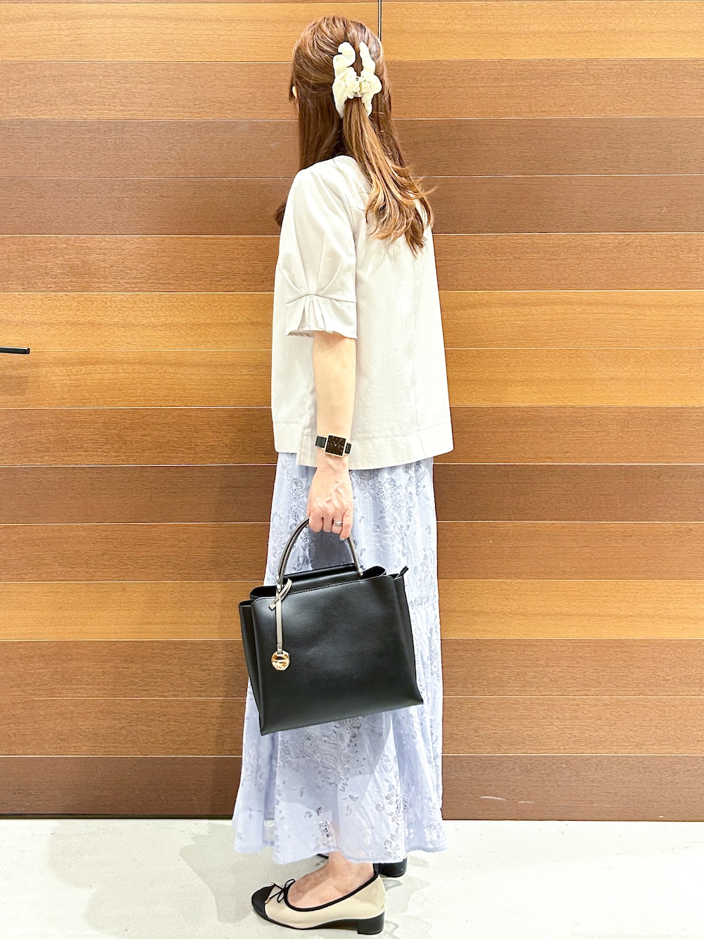 ホワイト系のシャツ/ブラウス、ブルー系のスカート、ブラック系のトートバッグを着用したレディースの夏コーディネートの5枚目の写真