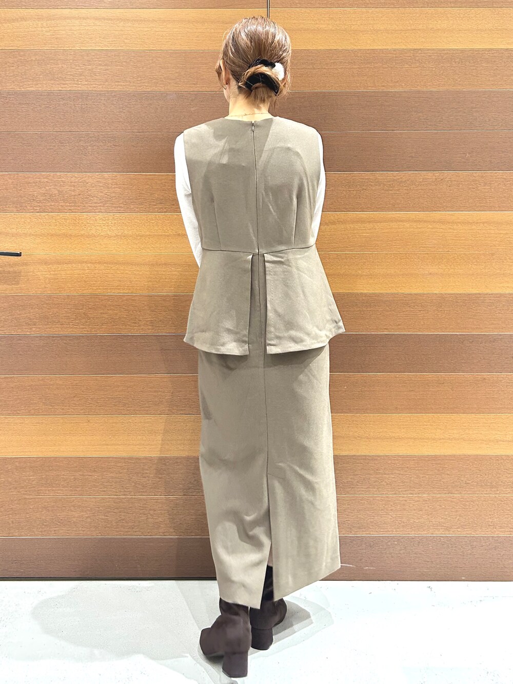 グレー系のTシャツ/カットソー、ブラウン系のワンピース、ホワイト系のショルダーバッグを着用したレディースの秋コーディネートの5枚目の写真