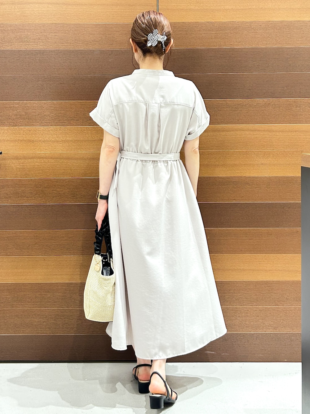 ブルー系のカーディガン/ボレロ、ベージュ系のワンピース、ブラック系のトートバッグを着用したレディースの夏コーディネートの8枚目の写真