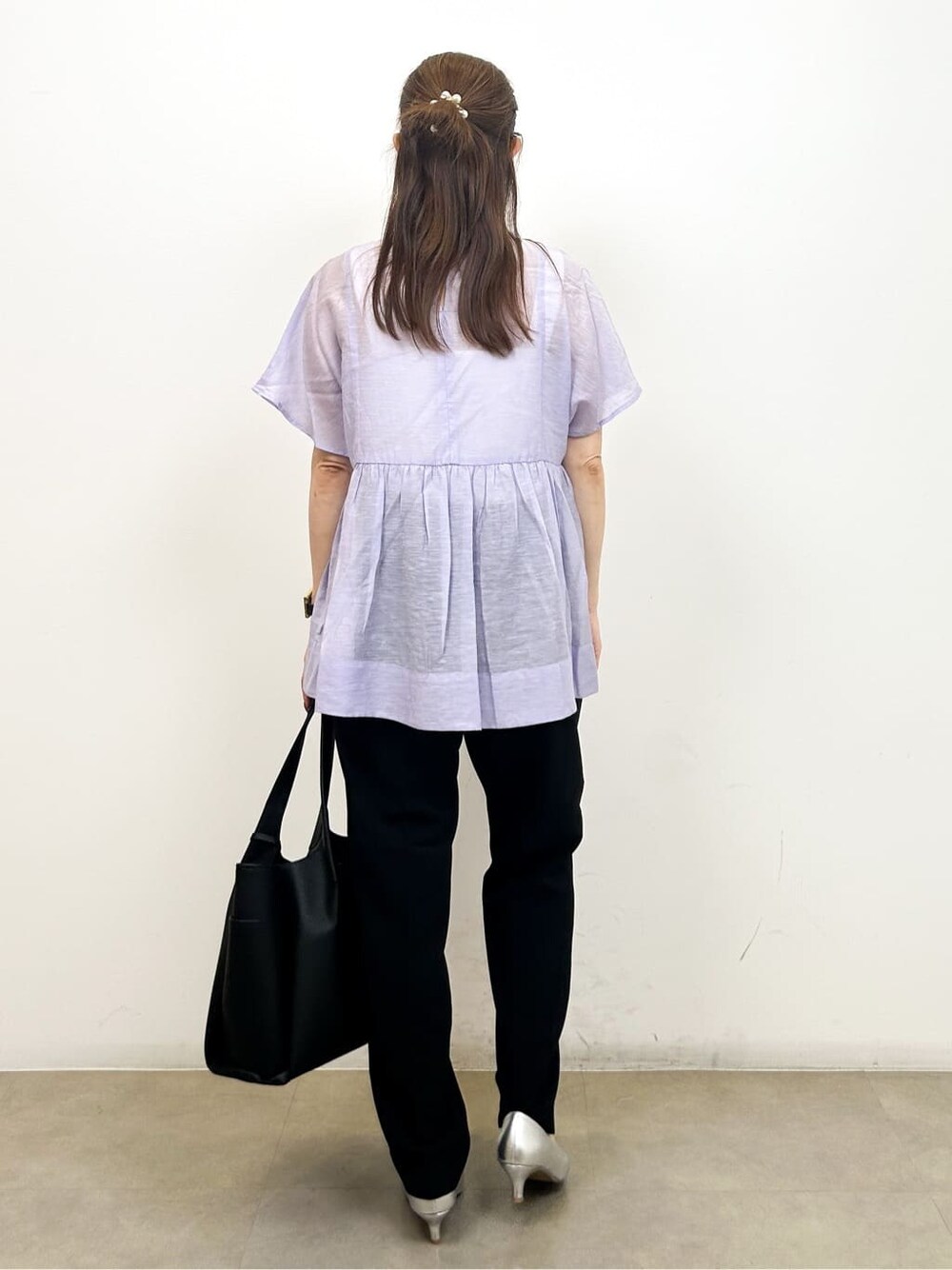 パープル系のシャツ/ブラウス、ブラック系のその他パンツ、ブラック系のトートバッグを着用したレディースの夏コーディネートの7枚目の写真