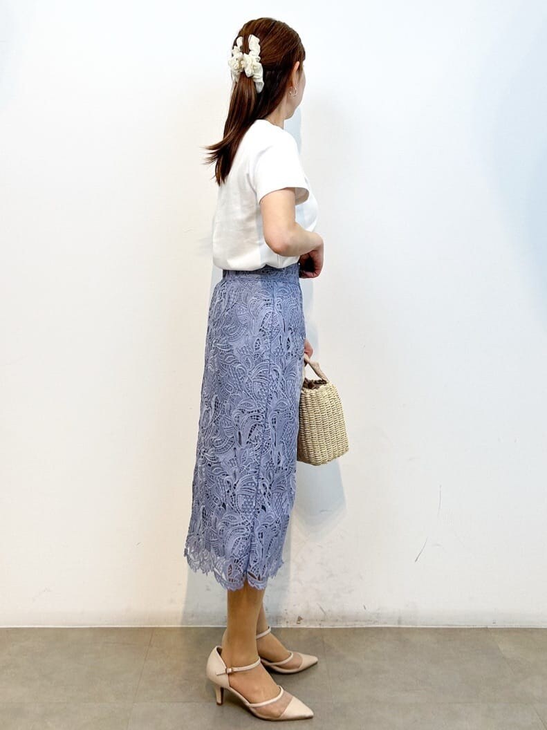 ホワイト系のTシャツ/カットソー、ブルー系のスカート、ゴールド系のショルダーバッグを着用したレディースの夏コーディネートの5枚目の写真