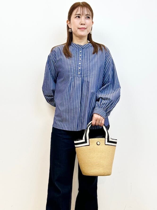 ブルー系のシャツ/ブラウス、ブルー系のその他パンツ、ベージュ系のトートバッグを着用したレディースの春コーディネートの5枚目の写真