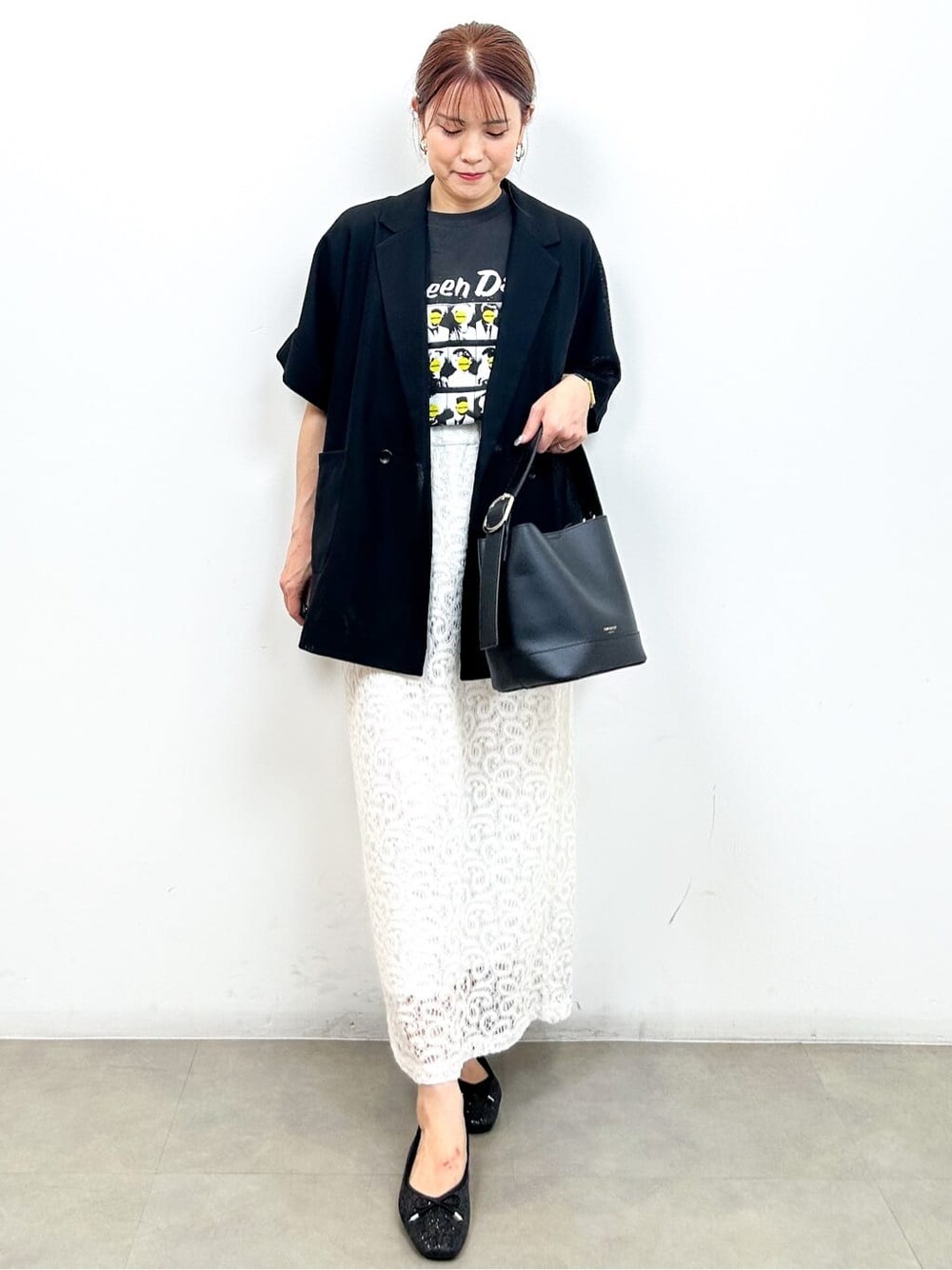 ブラック系のテーラードジャケット、グレー系のTシャツ/カットソー、ホワイト系のスカートを着用したレディースの夏コーディネートの8枚目の写真