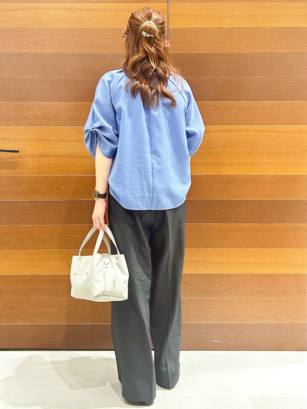 ブルー系のシャツ/ブラウス、グレー系のその他パンツ、グレー系のボストンバッグを着用したレディースの夏コーディネートの6枚目の写真