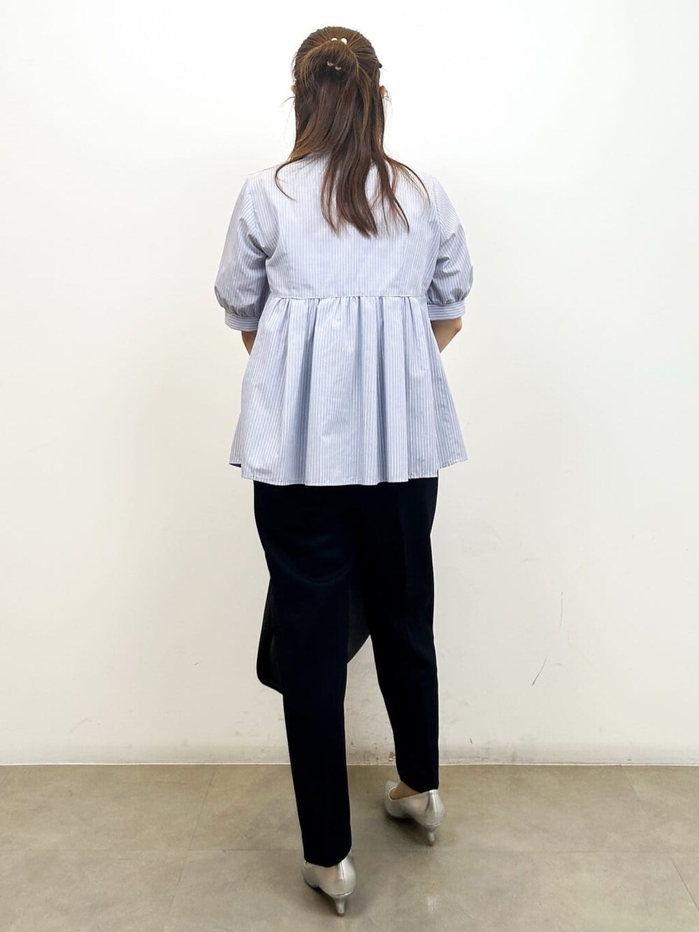 ブルー系のシャツ/ブラウス、ブルー系のその他パンツ、ブラック系のトートバッグを着用したレディースの夏コーディネートの4枚目の写真