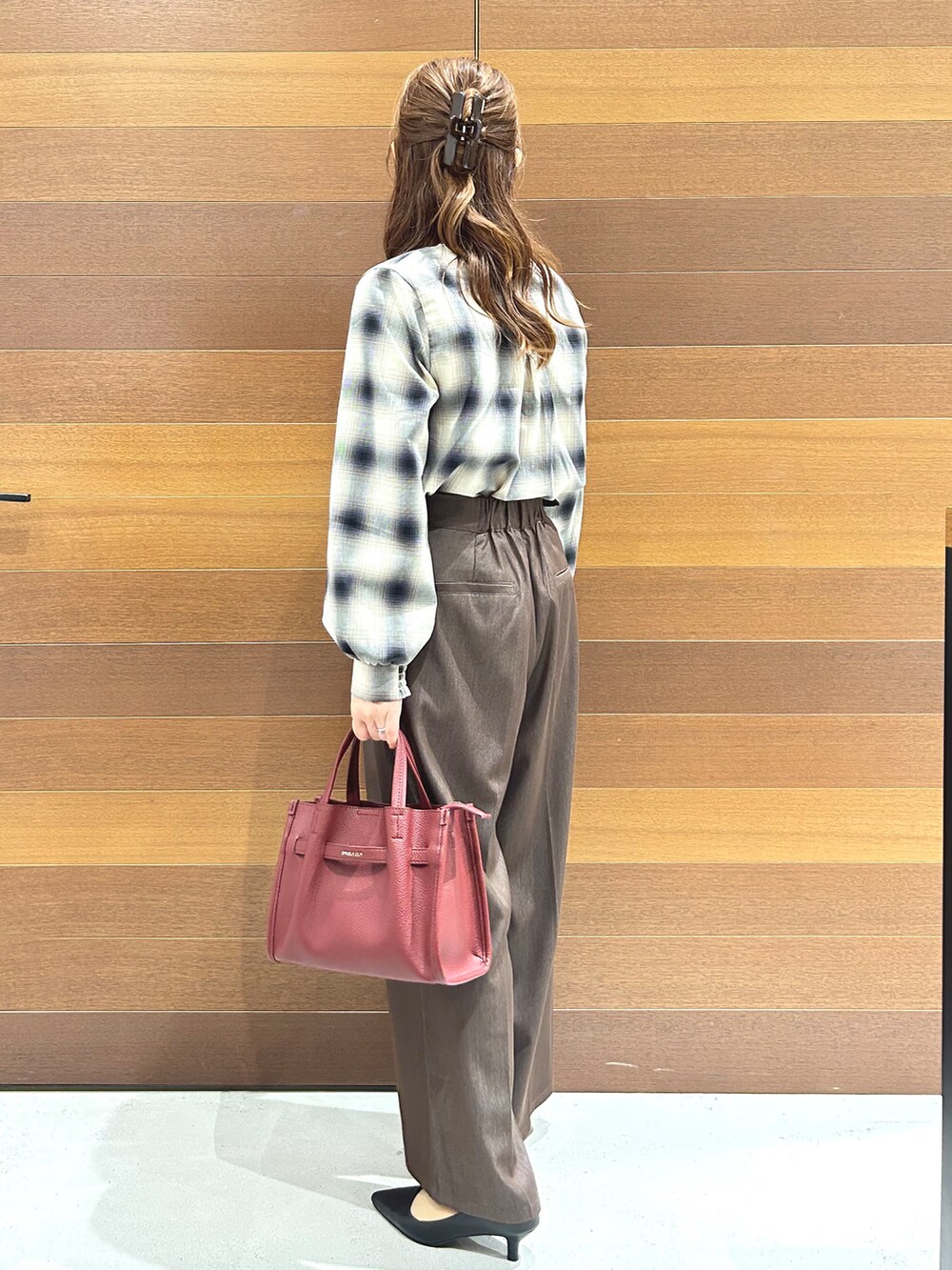 ブラウン系のシャツ/ブラウス、ブラウン系のその他パンツ、レッド系のトートバッグを着用したレディースの秋コーディネートの4枚目の写真