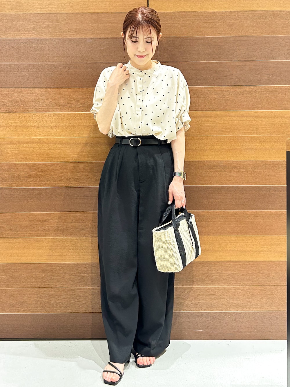 ベージュ系のシャツ/ブラウス、ブラック系のその他パンツ、ブラック系のトートバッグを着用したレディースの夏コーディネートの2枚目の写真