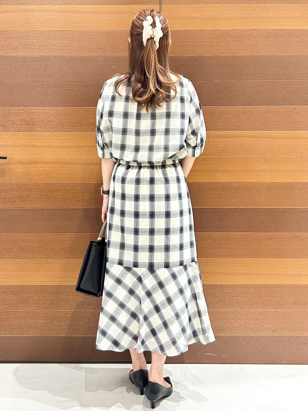 ホワイト系のシャツ/ブラウス、ホワイト系のスカート、ブラック系のトートバッグを着用したレディースの夏コーディネートの5枚目の写真