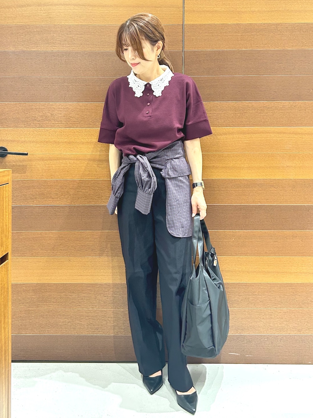 レッド系のニット/セーター、レッド系のシャツ/ブラウス、ブラック系のその他パンツを着用したレディースの秋コーディネートの4枚目の写真