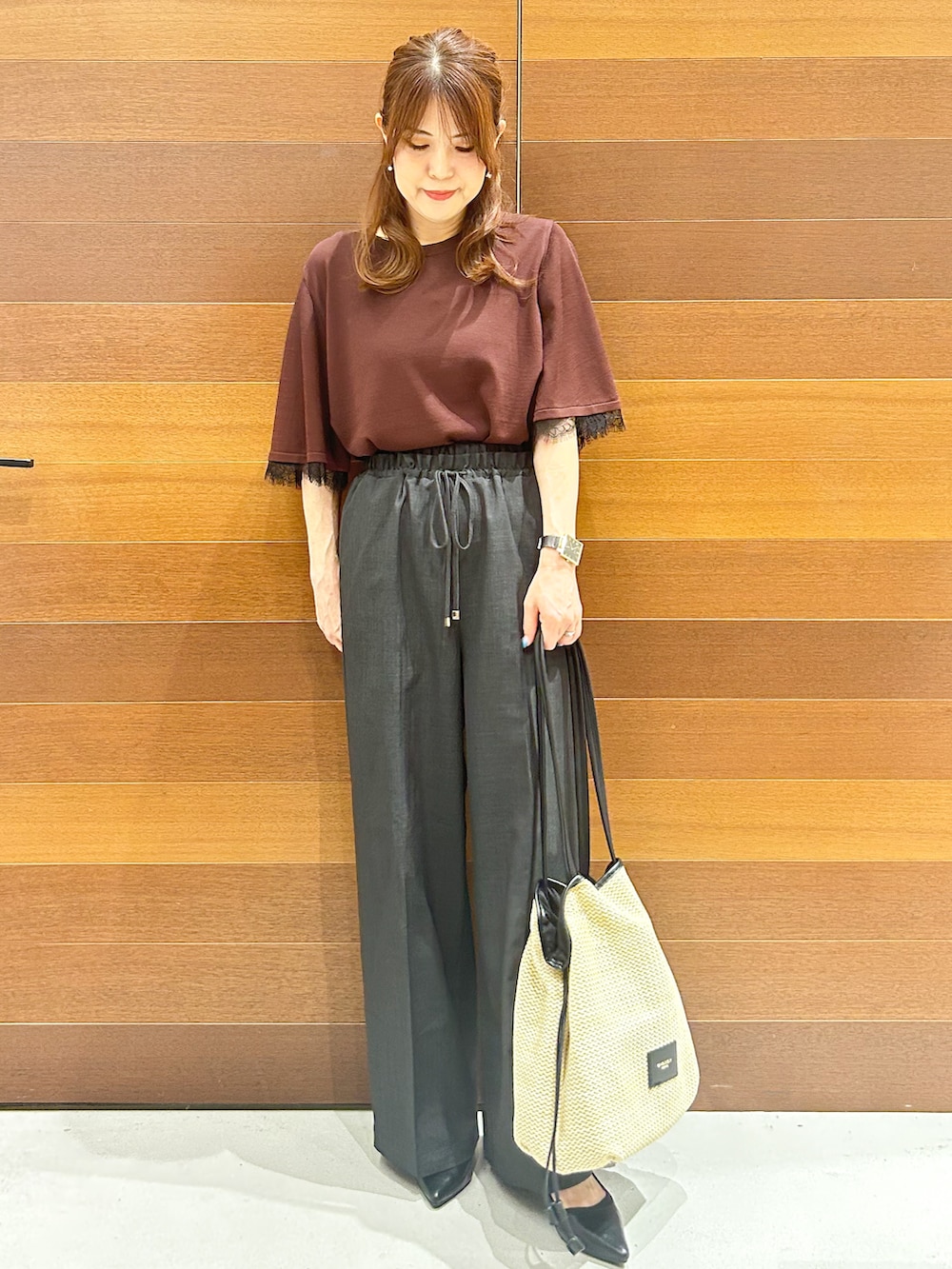 ブラウン系のニット/セーター、グレー系のその他パンツ、ホワイト系のトートバッグを着用したレディースの秋コーディネートの3枚目の写真