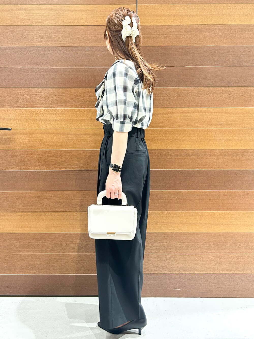 ホワイト系のシャツ/ブラウス、ブラック系のその他パンツ、ホワイト系のショルダーバッグを着用したレディースの夏コーディネートの6枚目の写真