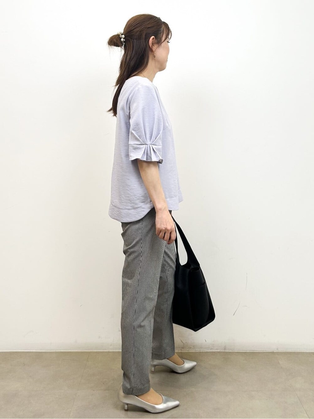 パープル系のシャツ/ブラウス、ブラック系のその他パンツ、ブラック系のトートバッグを着用したレディースの夏コーディネートの3枚目の写真