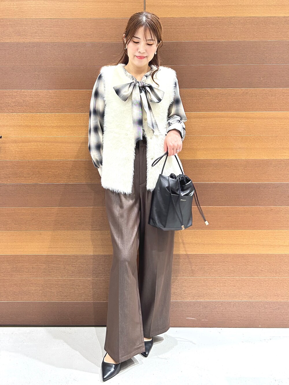 ブラウン系のシャツ/ブラウス、ブラウン系のその他パンツ、レッド系のトートバッグを着用したレディースの秋コーディネートの7枚目の写真