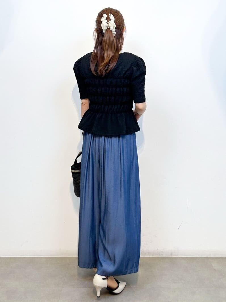 ブラック系のTシャツ/カットソー、ブルー系のその他パンツ、ブラック系のトートバッグを着用したレディースの春コーディネートの7枚目の写真