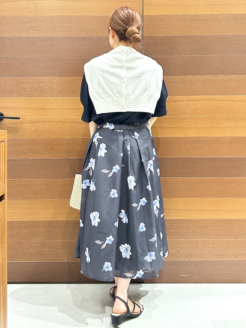 ホワイト系のカーディガン/ボレロ、ブルー系のシャツ/ブラウス、グレー系のスカートを着用したレディースの夏コーディネートの6枚目の写真