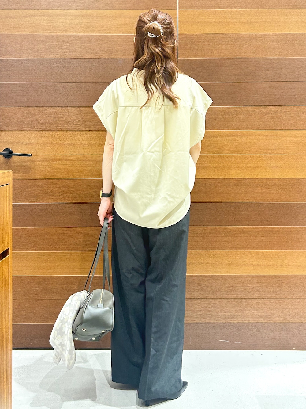 イエロー系のシャツ/ブラウス、ホワイト系のタンクトップ、グレー系のその他パンツを着用したレディースの秋コーディネートの5枚目の写真