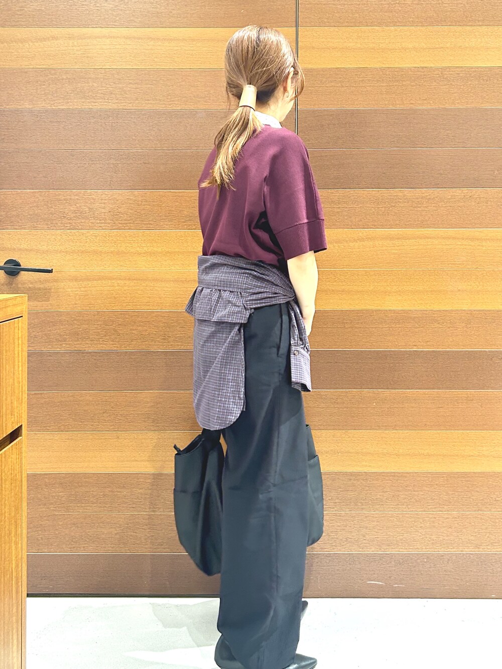 レッド系のニット/セーター、レッド系のシャツ/ブラウス、ブラック系のその他パンツを着用したレディースの秋コーディネートの6枚目の写真