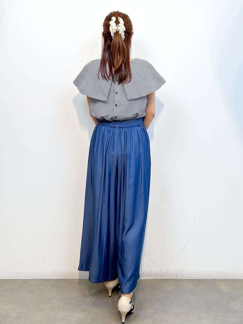 ホワイト系のシャツ/ブラウス、ブルー系のその他パンツ、ブラック系のトートバッグを着用したレディースの夏コーディネートの8枚目の写真