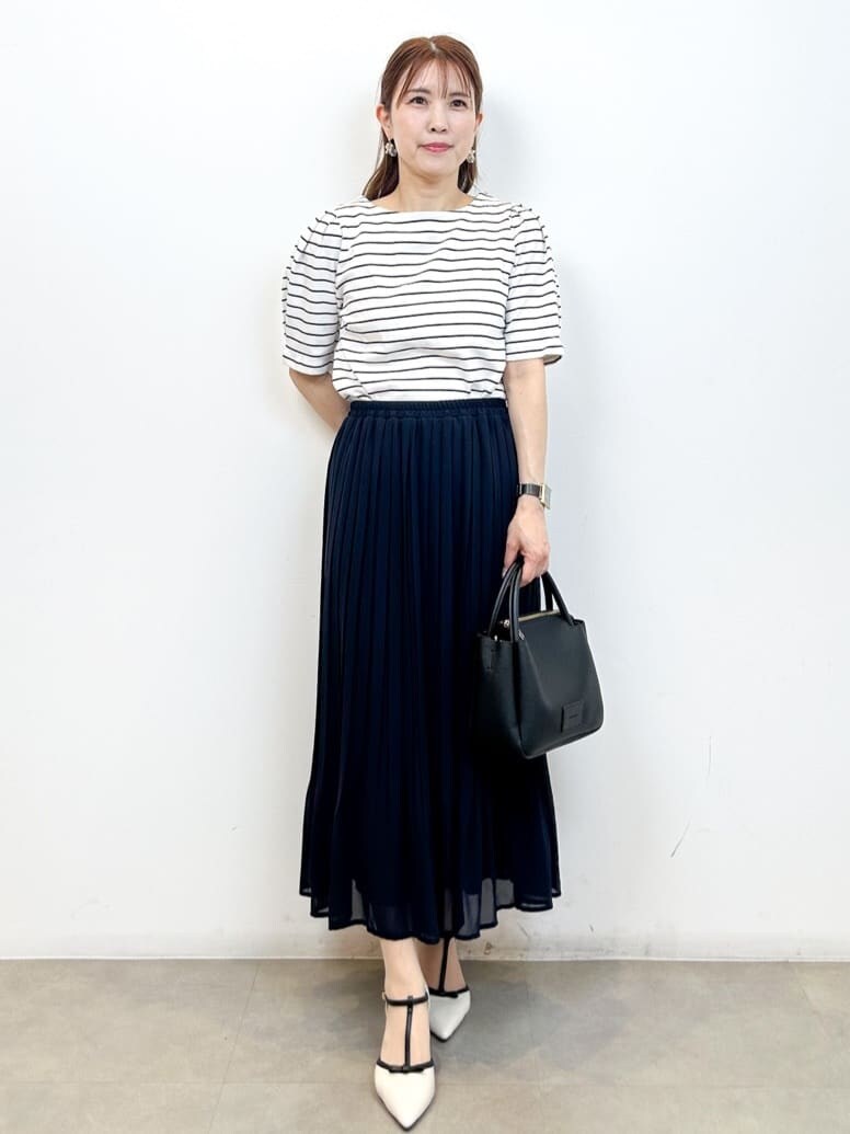 ブルー系のブルゾン、ホワイト系のTシャツ/カットソー、ベージュ系のその他パンツを着用したレディースの春コーディネートの8枚目の写真