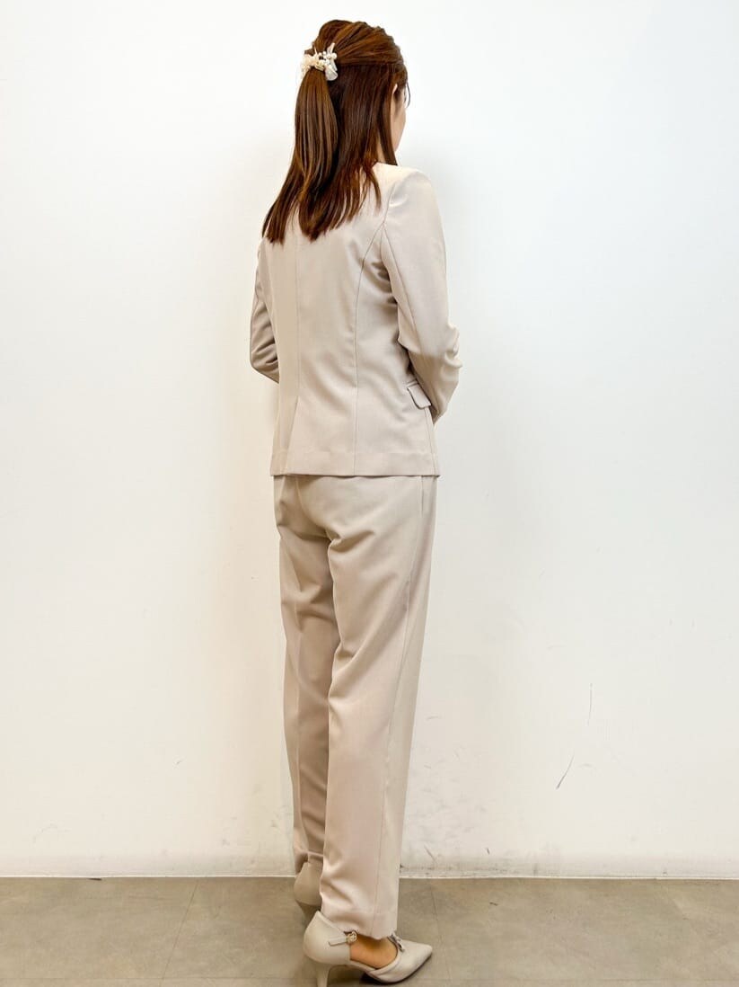 ベージュ系のノーカラージャケット、ベージュ系のシャツ/ブラウス、ベージュ系のその他パンツを着用したレディースの春コーディネートの4枚目の写真