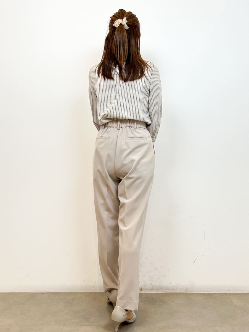 ベージュ系のノーカラージャケット、ベージュ系のシャツ/ブラウス、ベージュ系のその他パンツを着用したレディースの春コーディネートの8枚目の写真