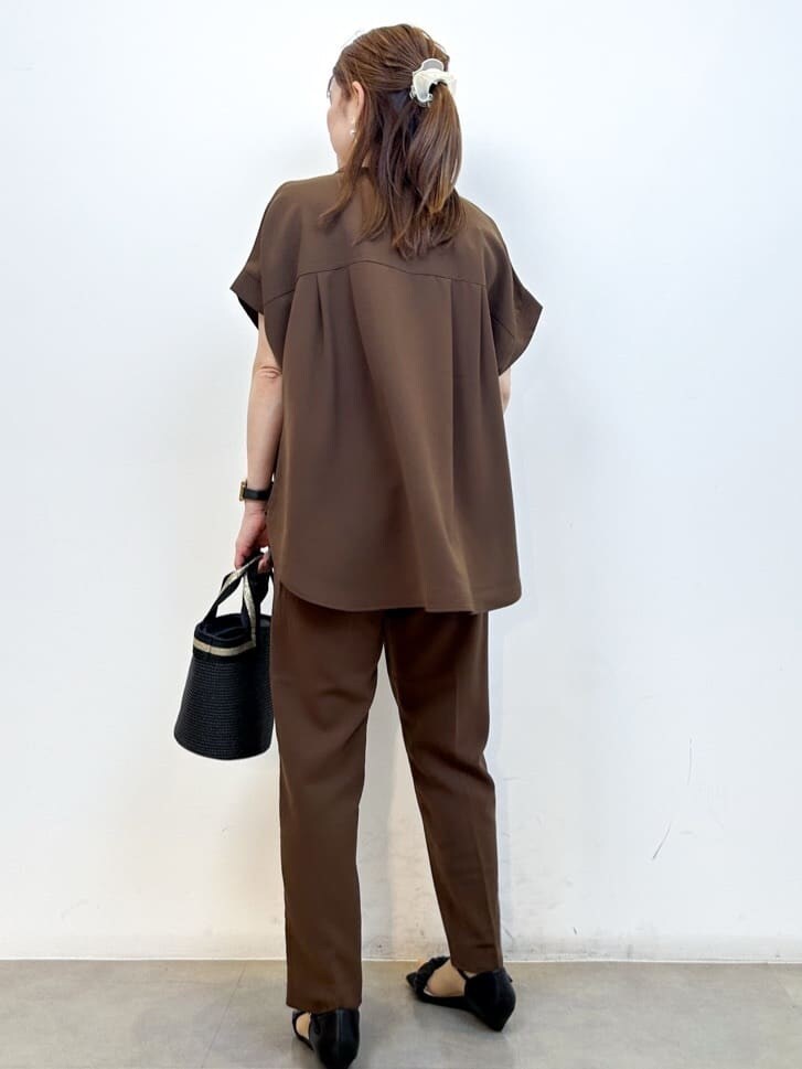 ブラウン系のシャツ/ブラウス、グレー系のその他パンツ、ホワイト系のトートバッグを着用したレディースの夏コーディネートの9枚目の写真