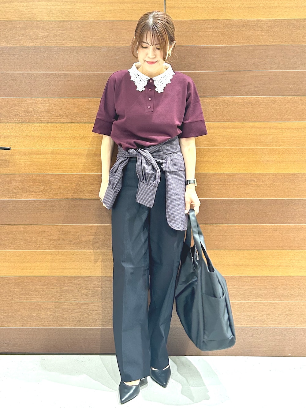 レッド系のニット/セーター、レッド系のシャツ/ブラウス、ブラック系のその他パンツを着用したレディースの秋コーディネートの3枚目の写真
