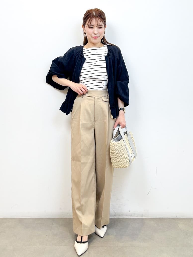 ブルー系のブルゾン、ホワイト系のTシャツ/カットソー、ベージュ系のその他パンツを着用したレディースの春コーディネートの2枚目の写真