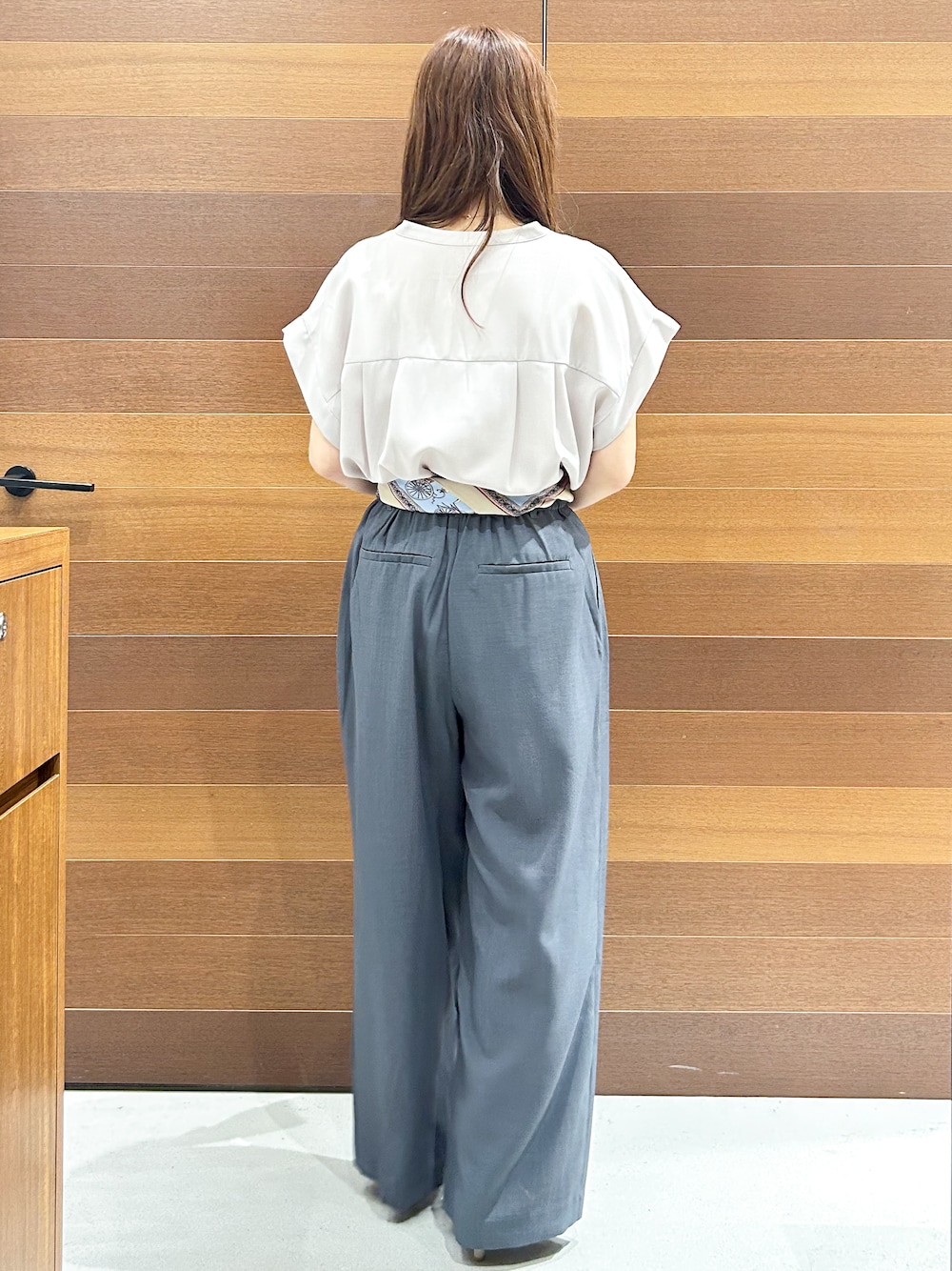 ベージュ系のシャツ/ブラウス、グレー系のその他パンツ、グレー系のトートバッグを着用したレディースの夏コーディネートの6枚目の写真