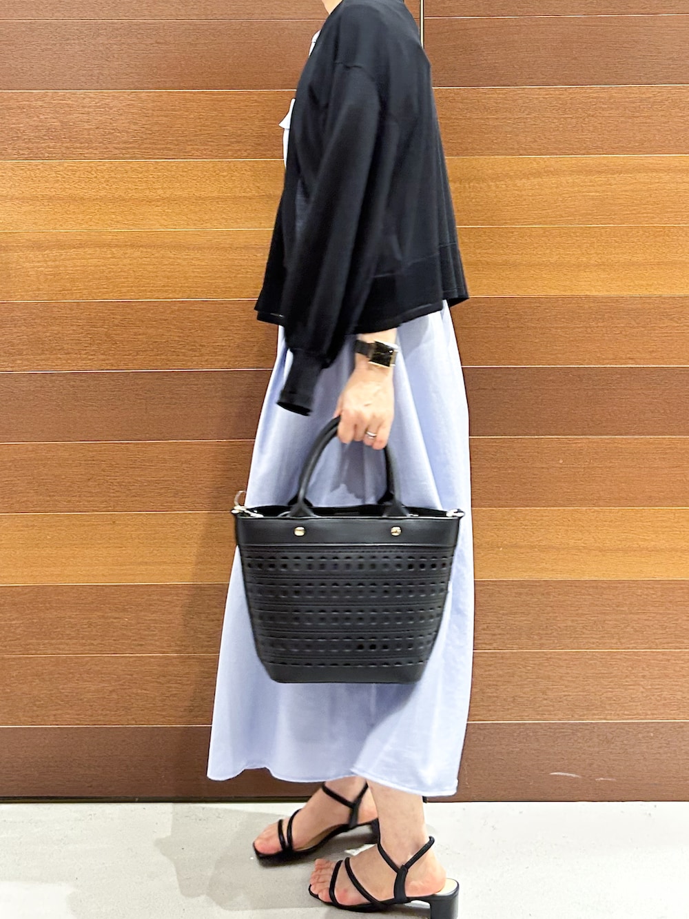 ブルー系のワンピース、ブラック系のトートバッグ、ブラック系のサンダルを着用したレディースの夏コーディネートの6枚目の写真