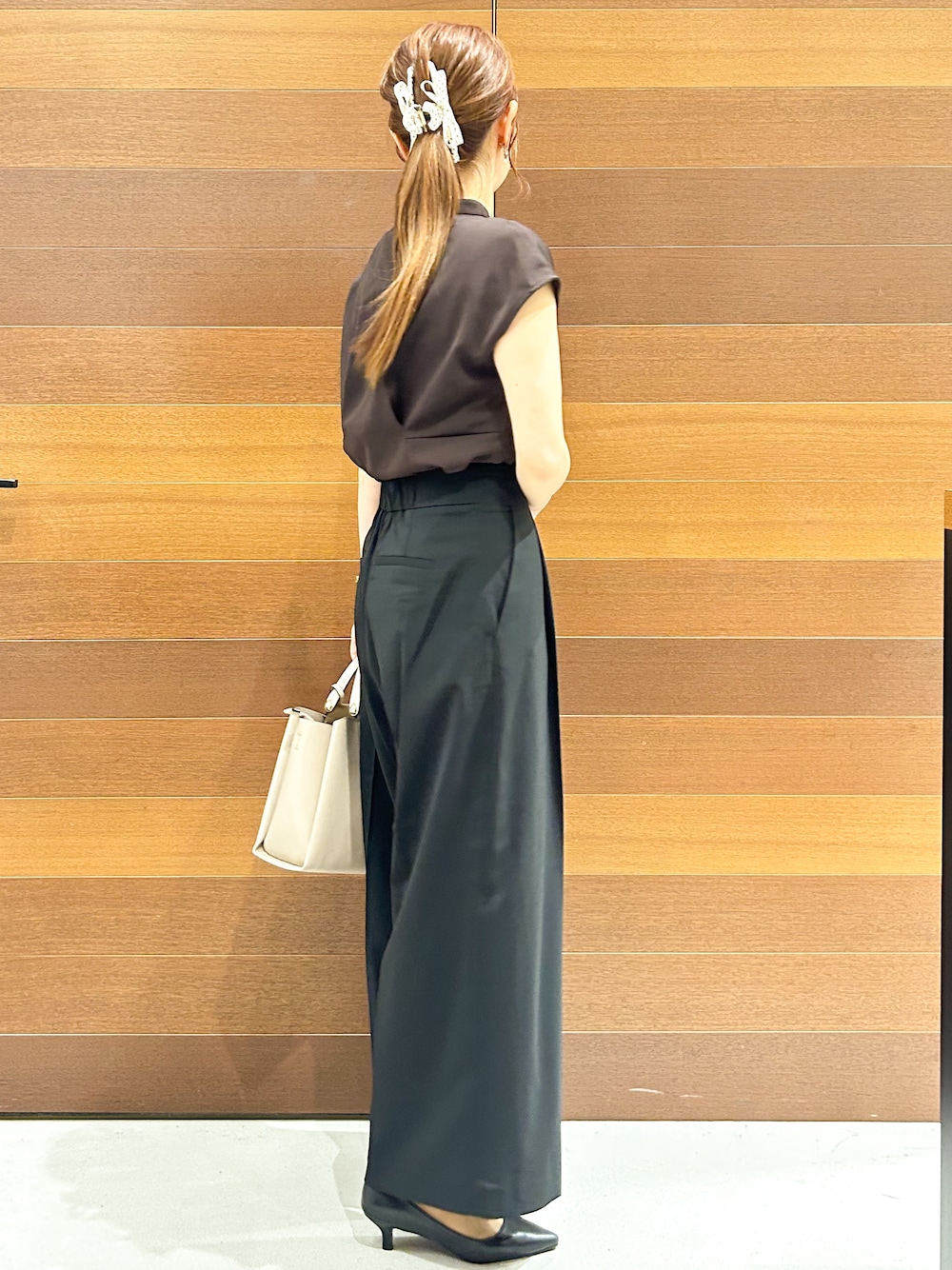 ブラウン系のシャツ/ブラウス、ブラック系のその他パンツ、ベージュ系のトートバッグを着用したレディースの夏コーディネートの7枚目の写真