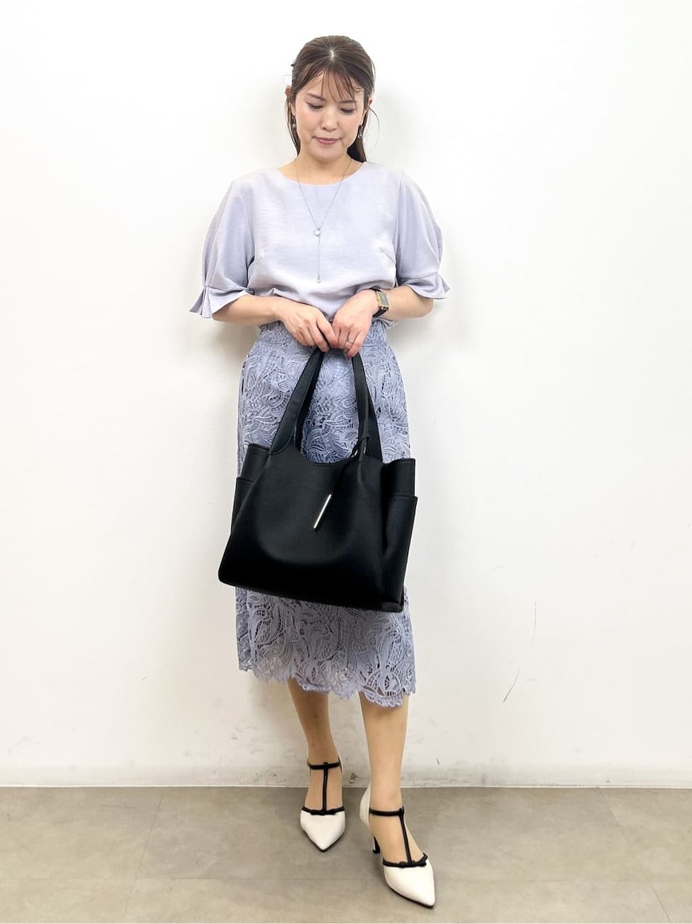パープル系のシャツ/ブラウス、ブルー系のスカート、ブラック系のトートバッグを着用したレディースの夏コーディネートの4枚目の写真