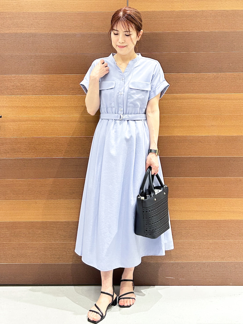 ベージュ系のワンピース、ブラック系のトートバッグ、ブラック系のサンダルを着用したレディースの夏コーディネートの7枚目の写真