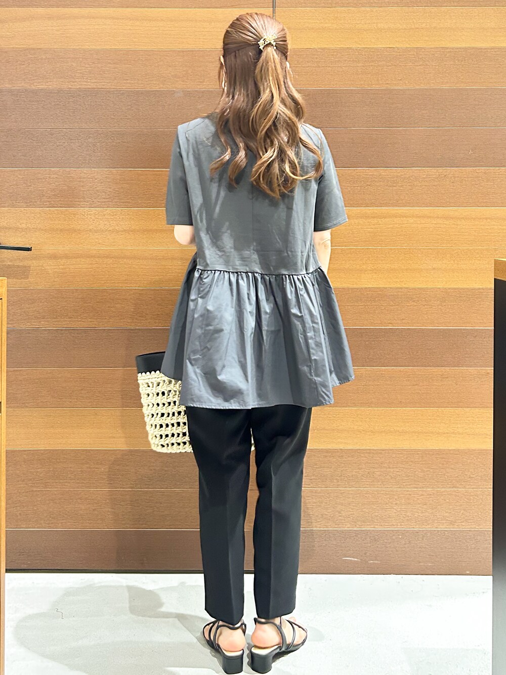 グレー系のTシャツ/カットソー、ブラック系のその他パンツ、ブラウン系のトートバッグを着用したレディースの春コーディネートの6枚目の写真