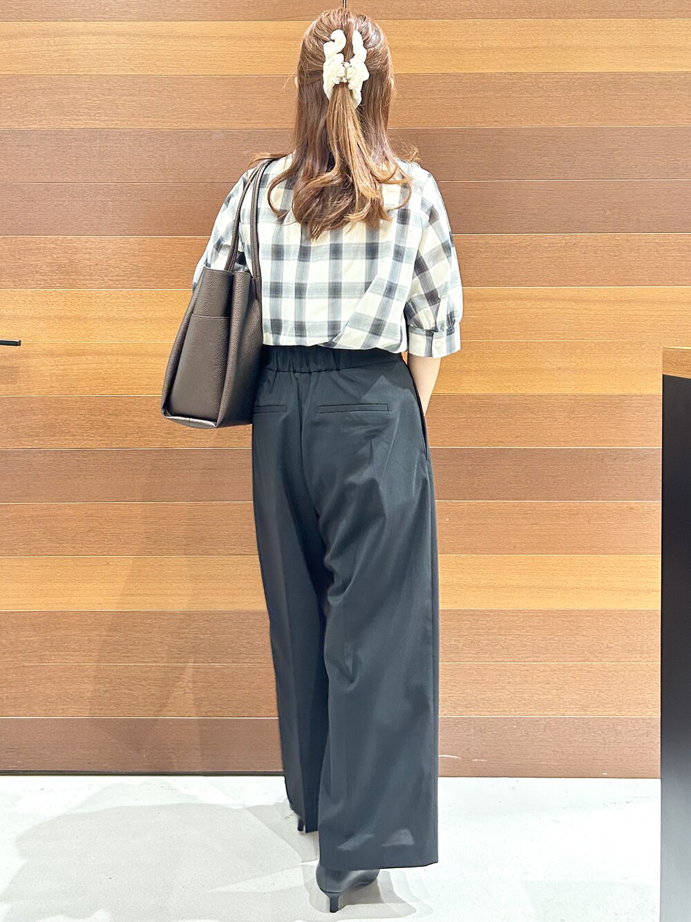 ホワイト系のシャツ/ブラウス、ブラック系のその他パンツ、その他のトートバッグを着用したレディースの夏コーディネートの5枚目の写真