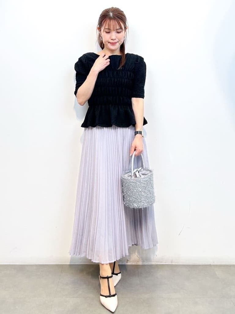 ブラック系のTシャツ/カットソー、シルバー系のハンドバッグ、ホワイト系のパンプスを着用したレディースの夏コーディネートの3枚目の写真