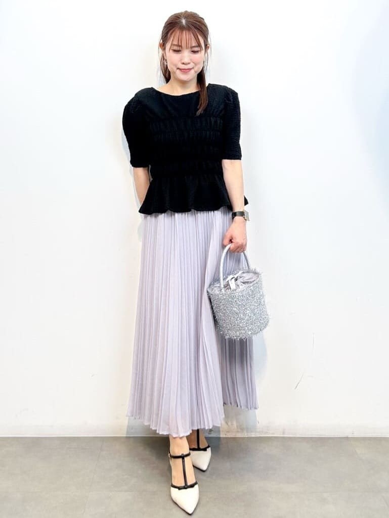 ブラック系のTシャツ/カットソー、シルバー系のハンドバッグ、ホワイト系のパンプスを着用したレディースの夏コーディネートの2枚目の写真