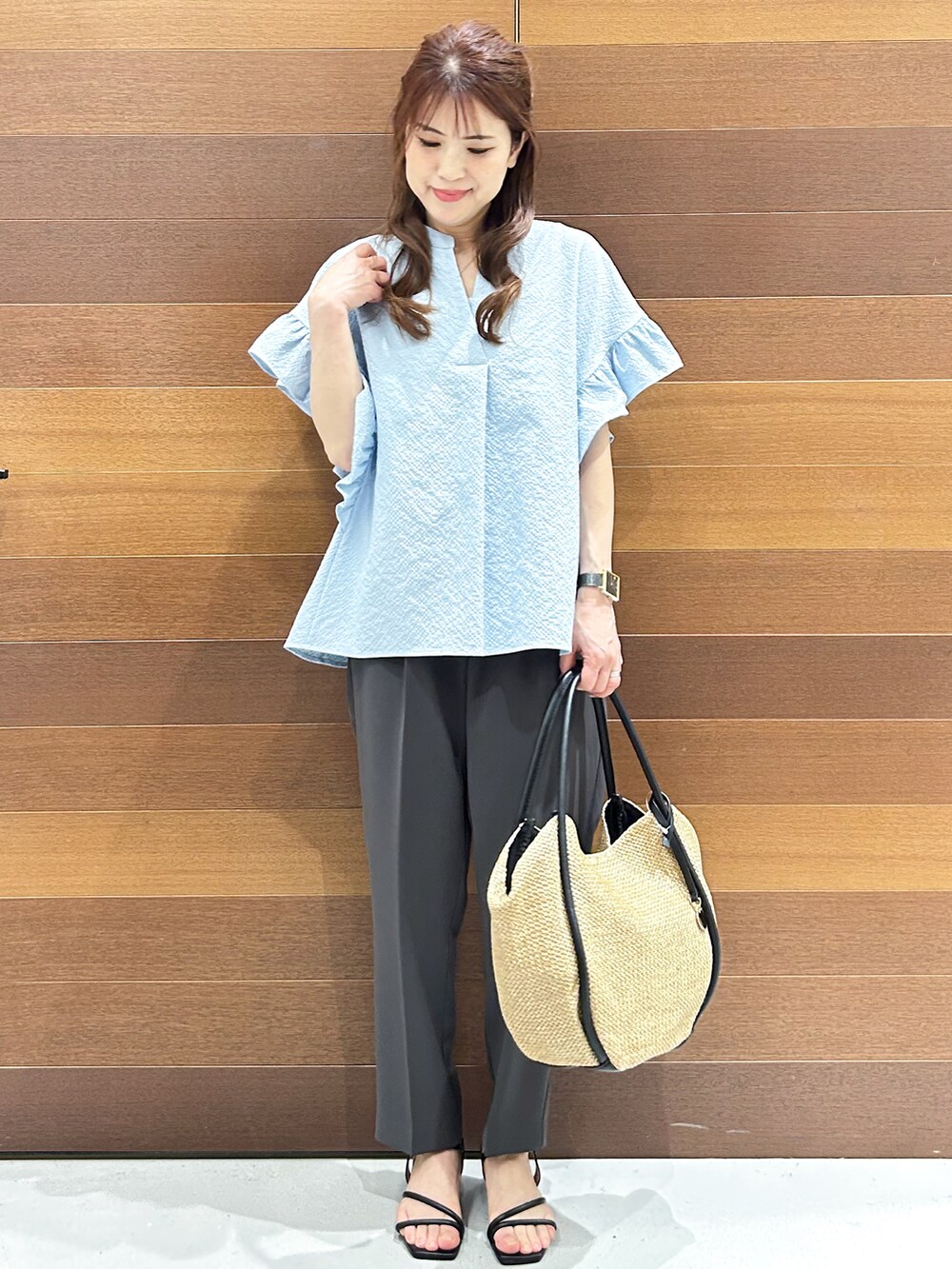 ブルー系のシャツ/ブラウス、ホワイト系のタンクトップ、グレー系のその他パンツを着用したレディースの夏コーディネートの3枚目の写真