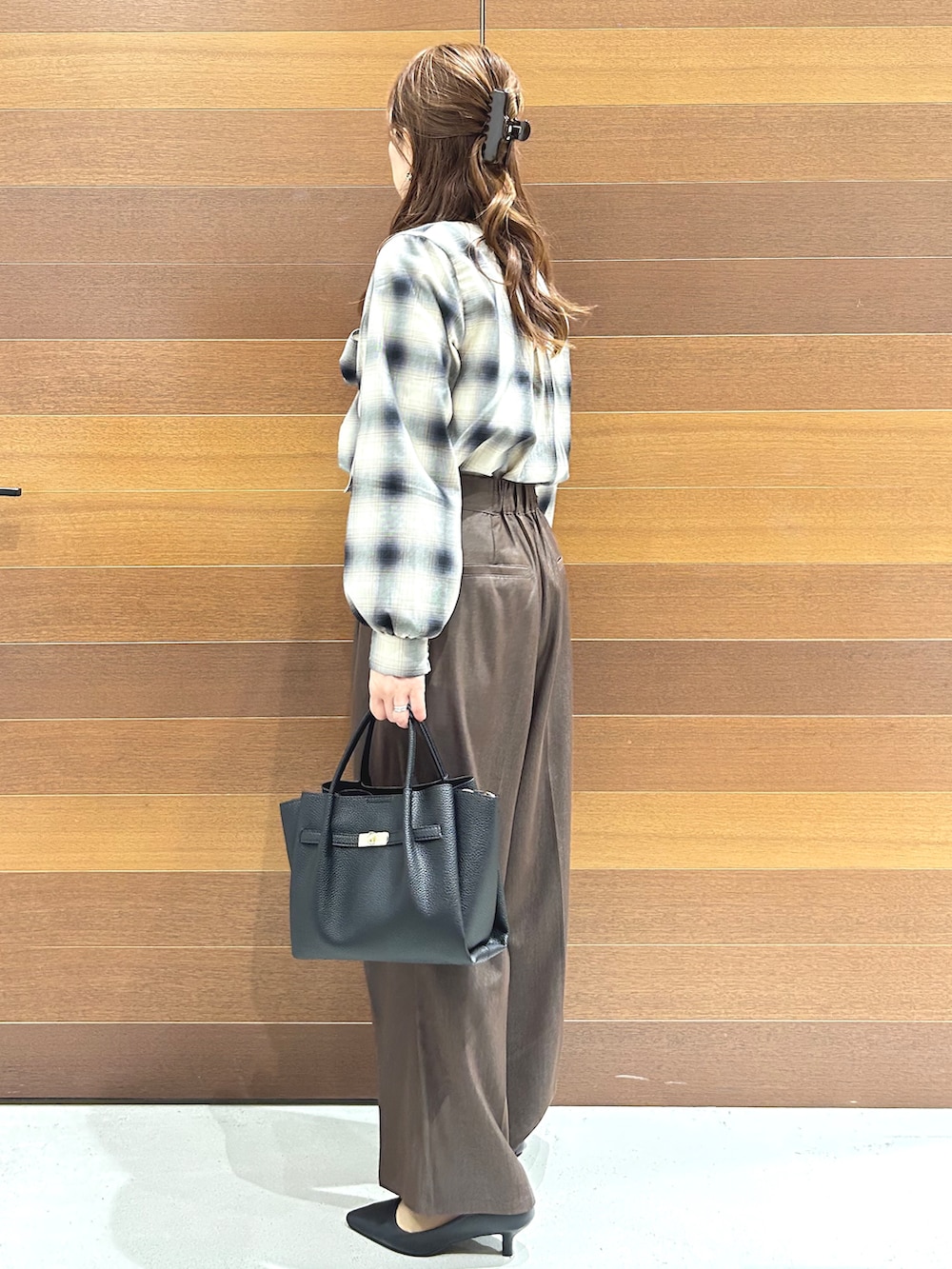 ブラウン系のシャツ/ブラウス、ブラウン系のその他パンツ、ブラック系のトートバッグを着用したレディースの秋コーディネートの3枚目の写真