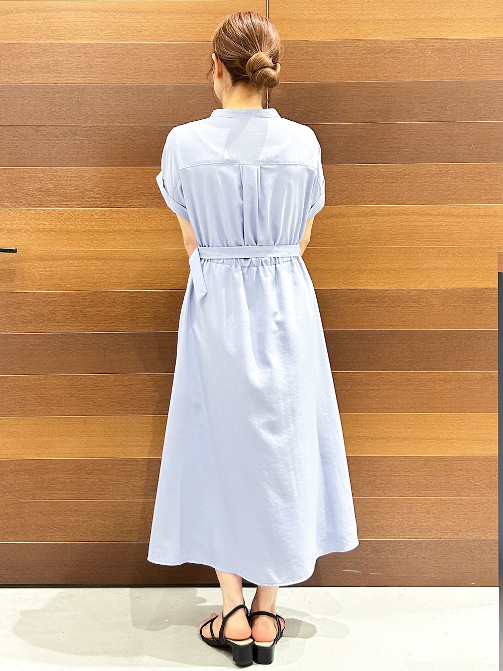 ブルー系のワンピース、ブラック系のトートバッグ、ブラック系のサンダルを着用したレディースの夏コーディネートの9枚目の写真