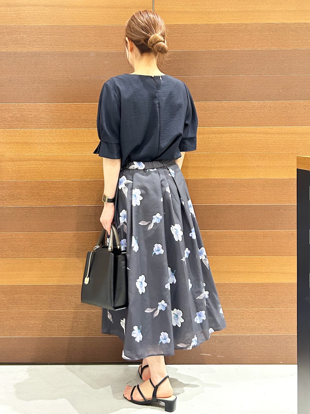 ホワイト系のカーディガン/ボレロ、ブルー系のシャツ/ブラウス、グレー系のスカートを着用したレディースの夏コーディネートの9枚目の写真