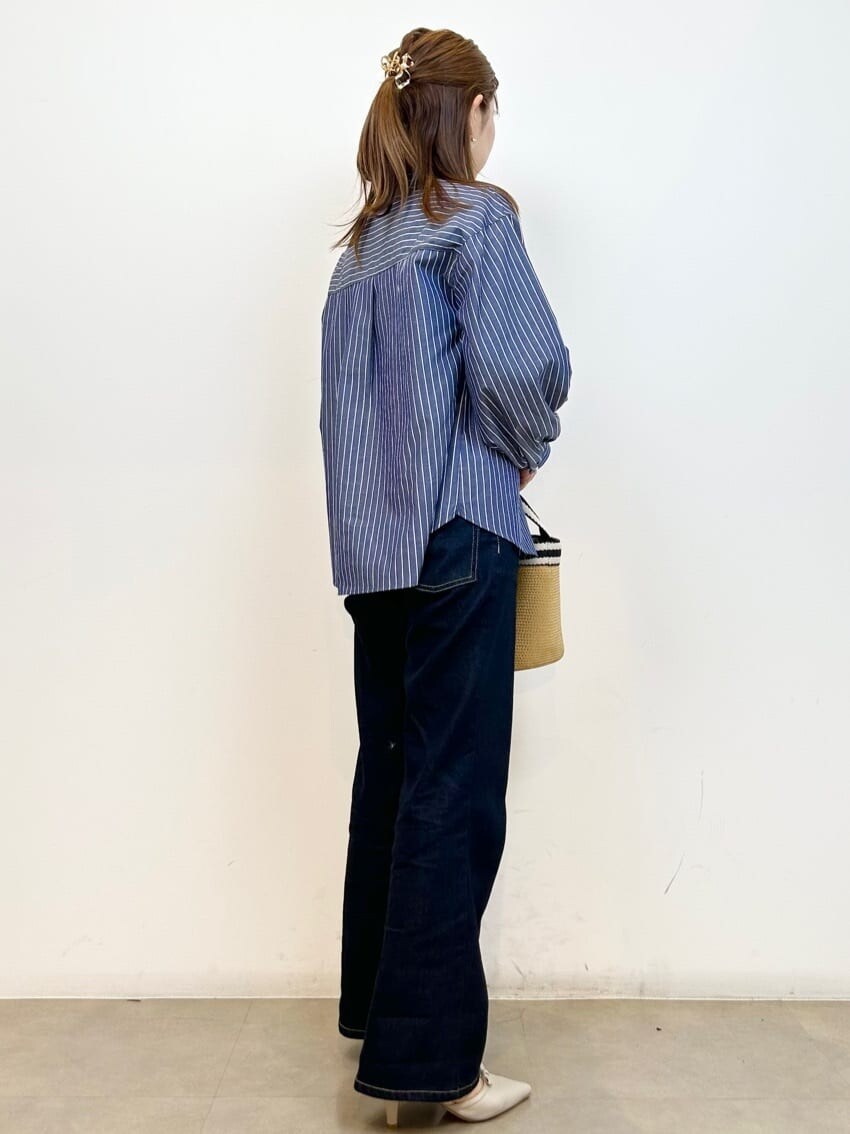 ブルー系のシャツ/ブラウス、ブルー系のその他パンツ、ベージュ系のトートバッグを着用したレディースの春コーディネートの4枚目の写真