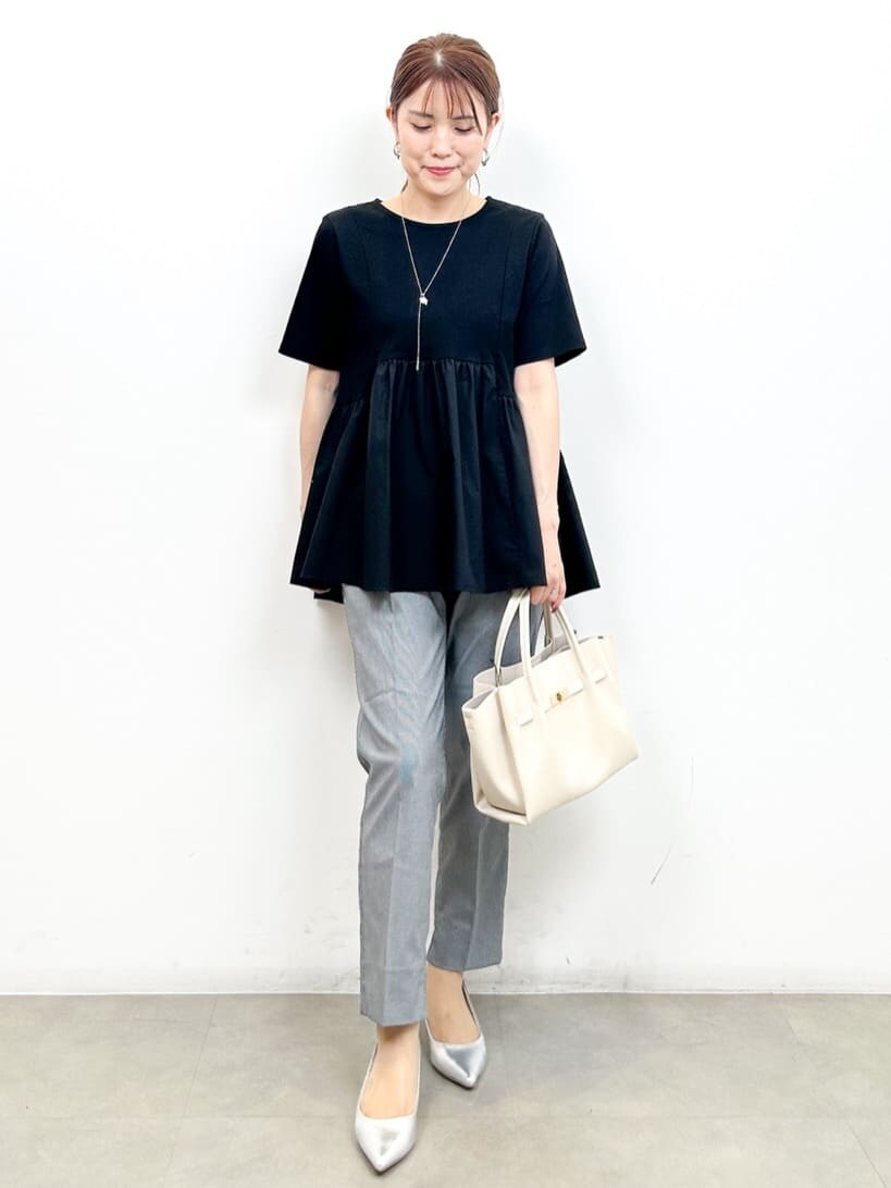 ブラック系のTシャツ/カットソー、ブラウン系のその他パンツ、ホワイト系のハンドバッグを着用したレディースの夏コーディネートの9枚目の写真