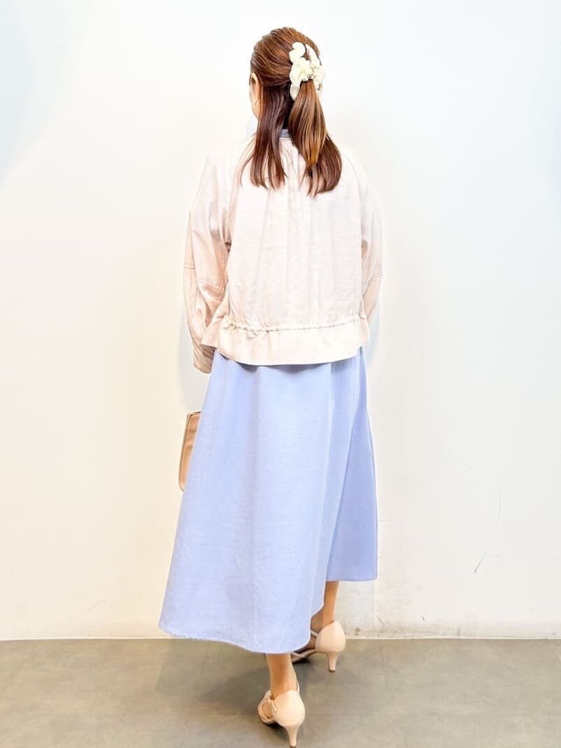 ベージュ系のブルゾン、ブルー系のワンピース、ベージュ系のショルダーバッグを着用したレディースの春コーディネートの4枚目の写真
