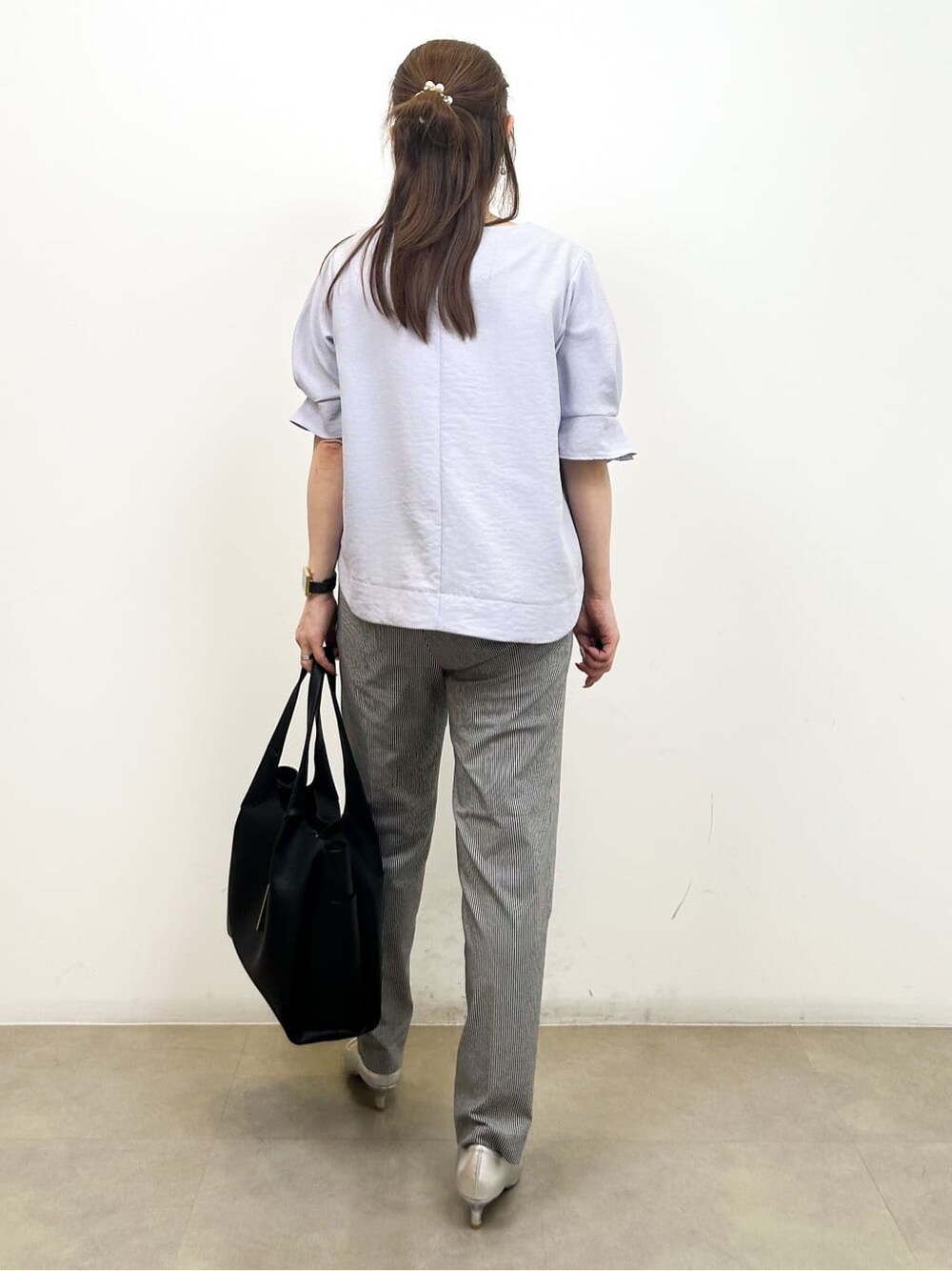 パープル系のシャツ/ブラウス、ブラック系のその他パンツ、ブラック系のトートバッグを着用したレディースの夏コーディネートの6枚目の写真