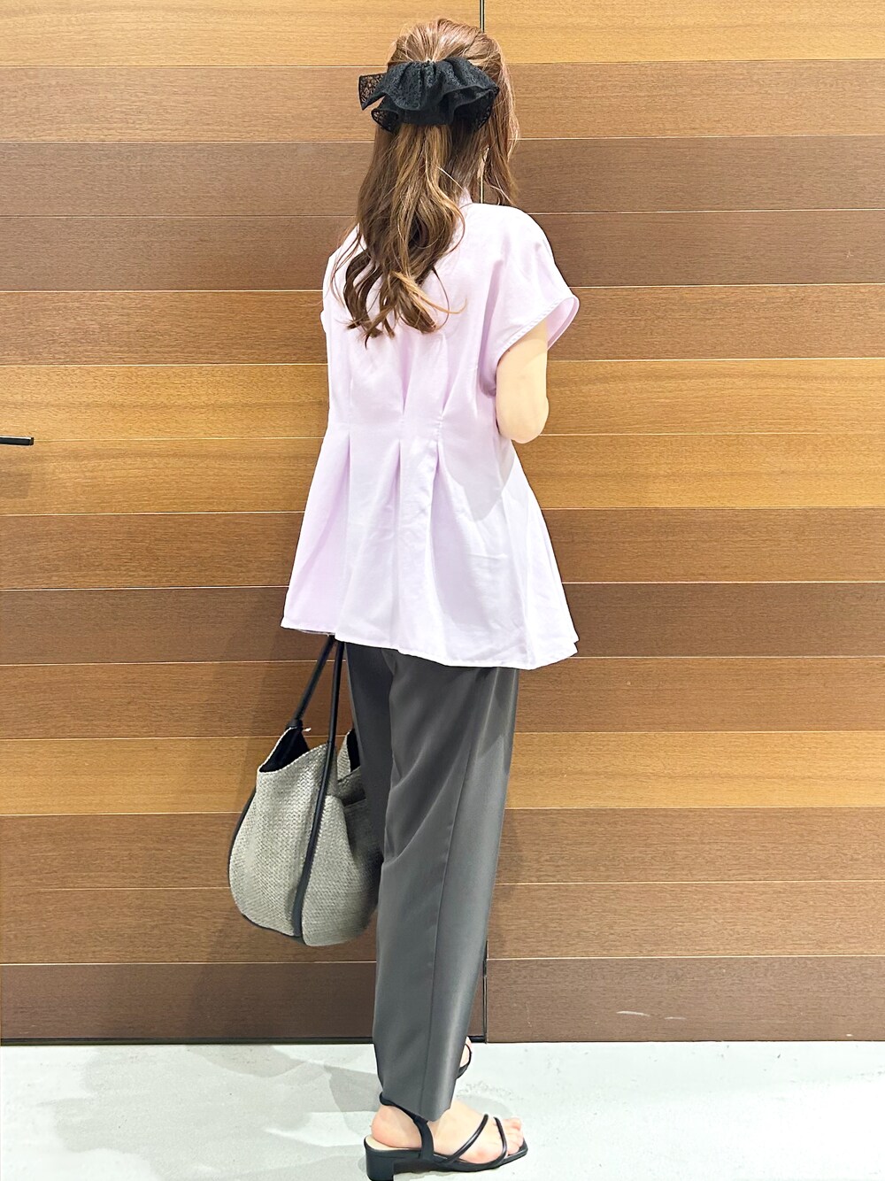 グレー系のその他パンツ、ブラック系のサンダル、グレー系のトートバッグを着用したレディースの春コーディネートの4枚目の写真