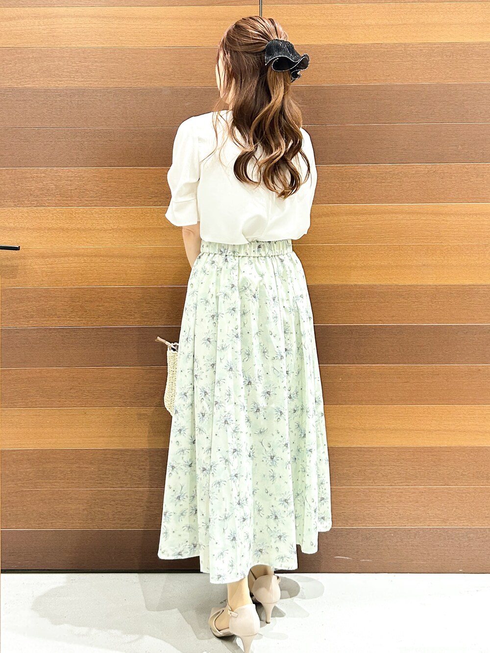 ベージュ系のパンプス、ベージュ系のトートバッグ、ホワイト系のシャツ/ブラウスを着用したレディースの春コーディネートの5枚目の写真