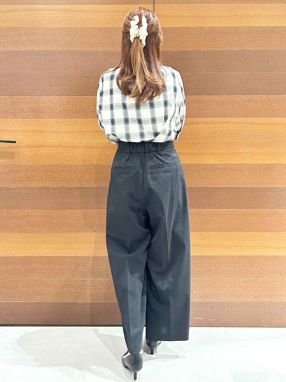 ホワイト系のシャツ/ブラウス、ブラック系のその他パンツ、ホワイト系のショルダーバッグを着用したレディースの夏コーディネートの5枚目の写真