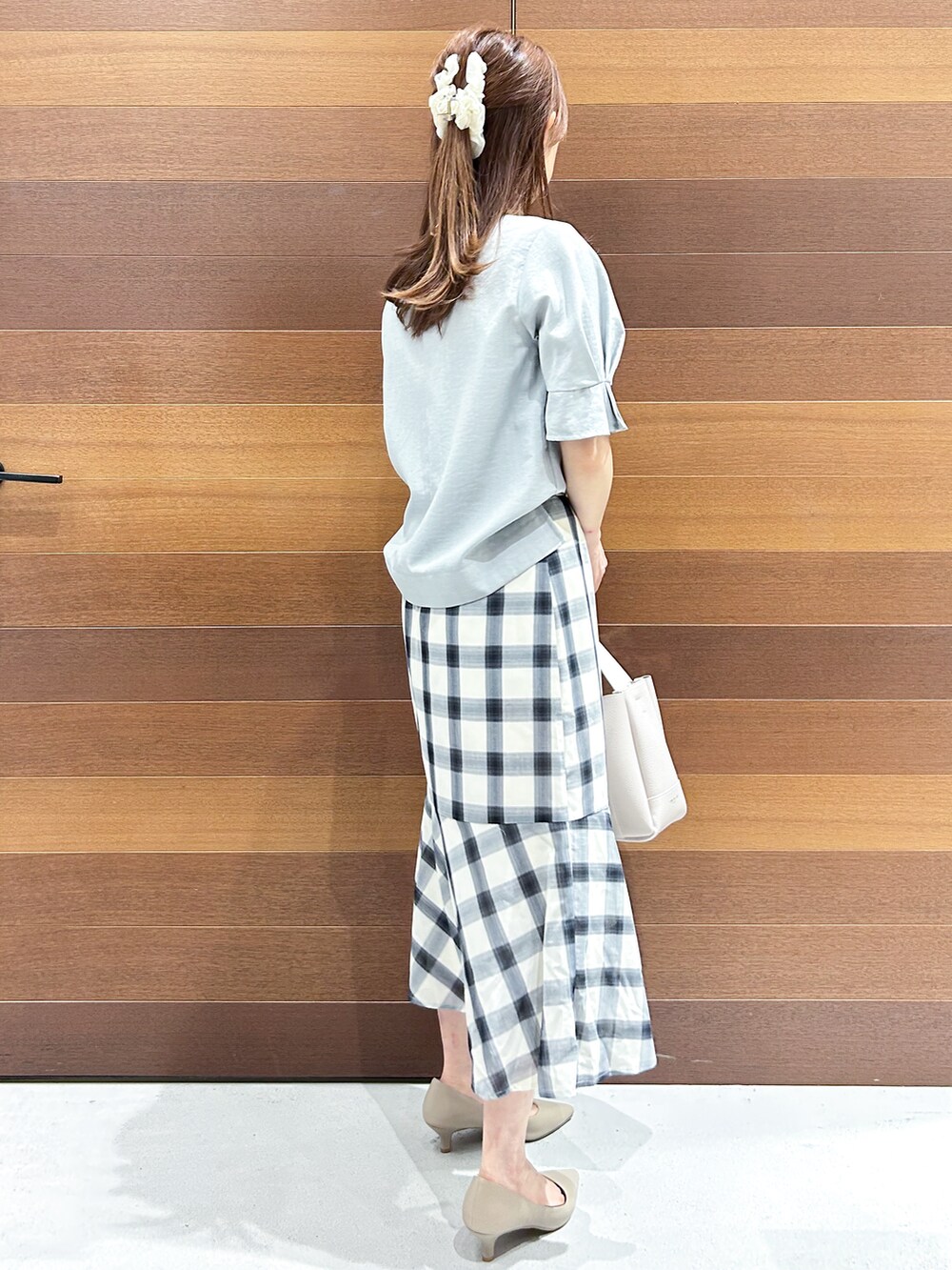 グリーン系のシャツ/ブラウス、ホワイト系のスカート、グレー系のトートバッグを着用したレディースの夏コーディネートの4枚目の写真